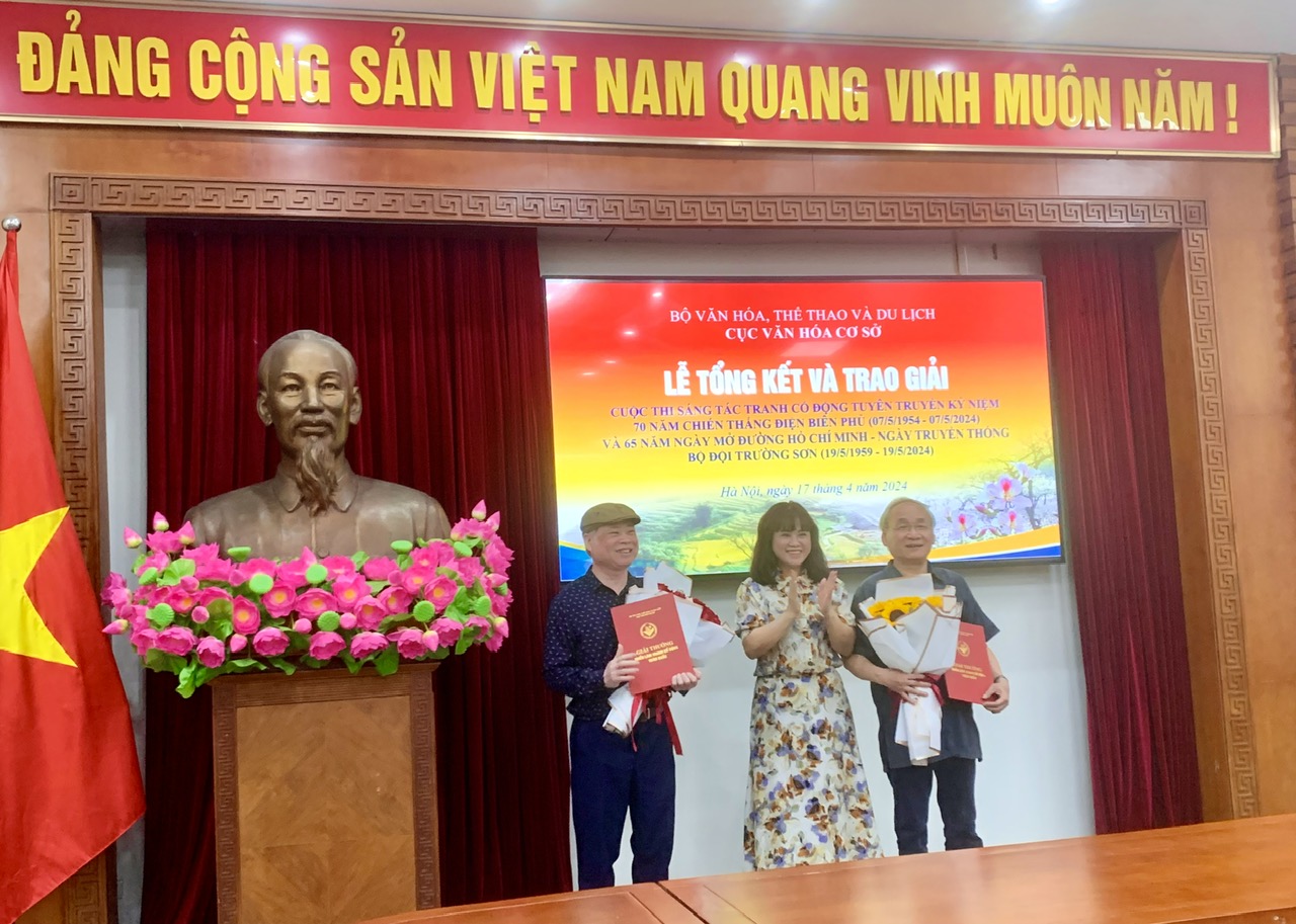 Cục trưởng Cục Văn hóa cơ sở Ninh Thị Thu Hương trao giải Nhất cho các tác giả đạt giải Cuộc thi sáng tác tranh cổ động tuyên truyền kỷ niệm 70 năm Chiến thắng Điện Biên Phủ và 65 năm Ngày mở đường Hồ Chí Minh